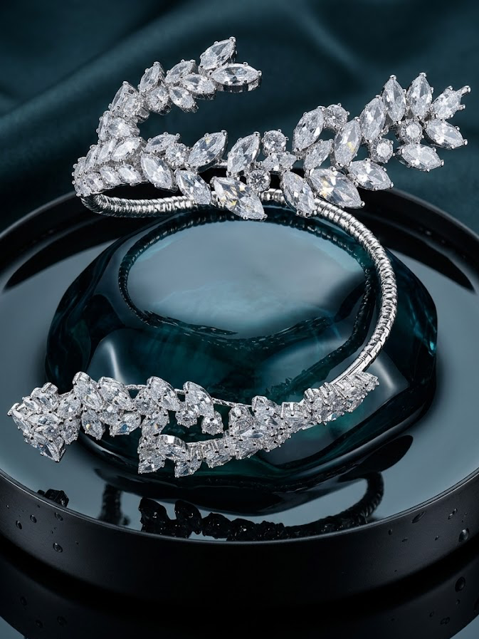 Laurel hand cuff