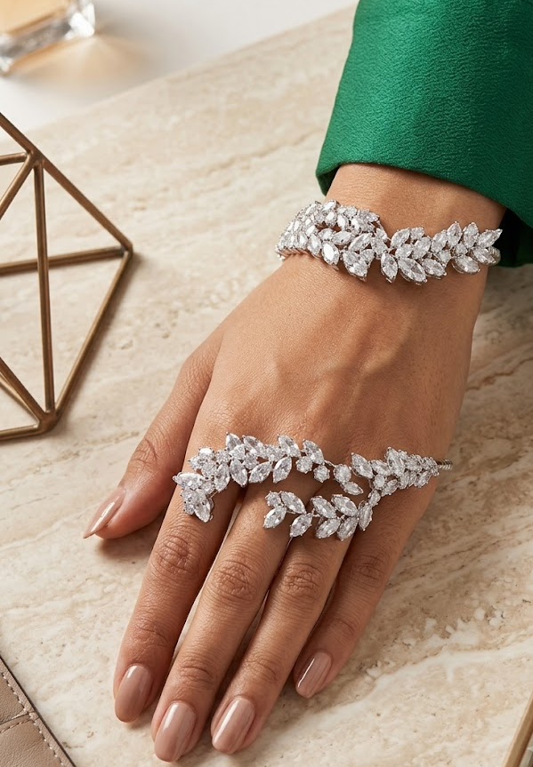 Laurel hand cuff